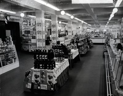 Innenansicht eines Woolworths-Geschäfts, 1956 von English Photographer